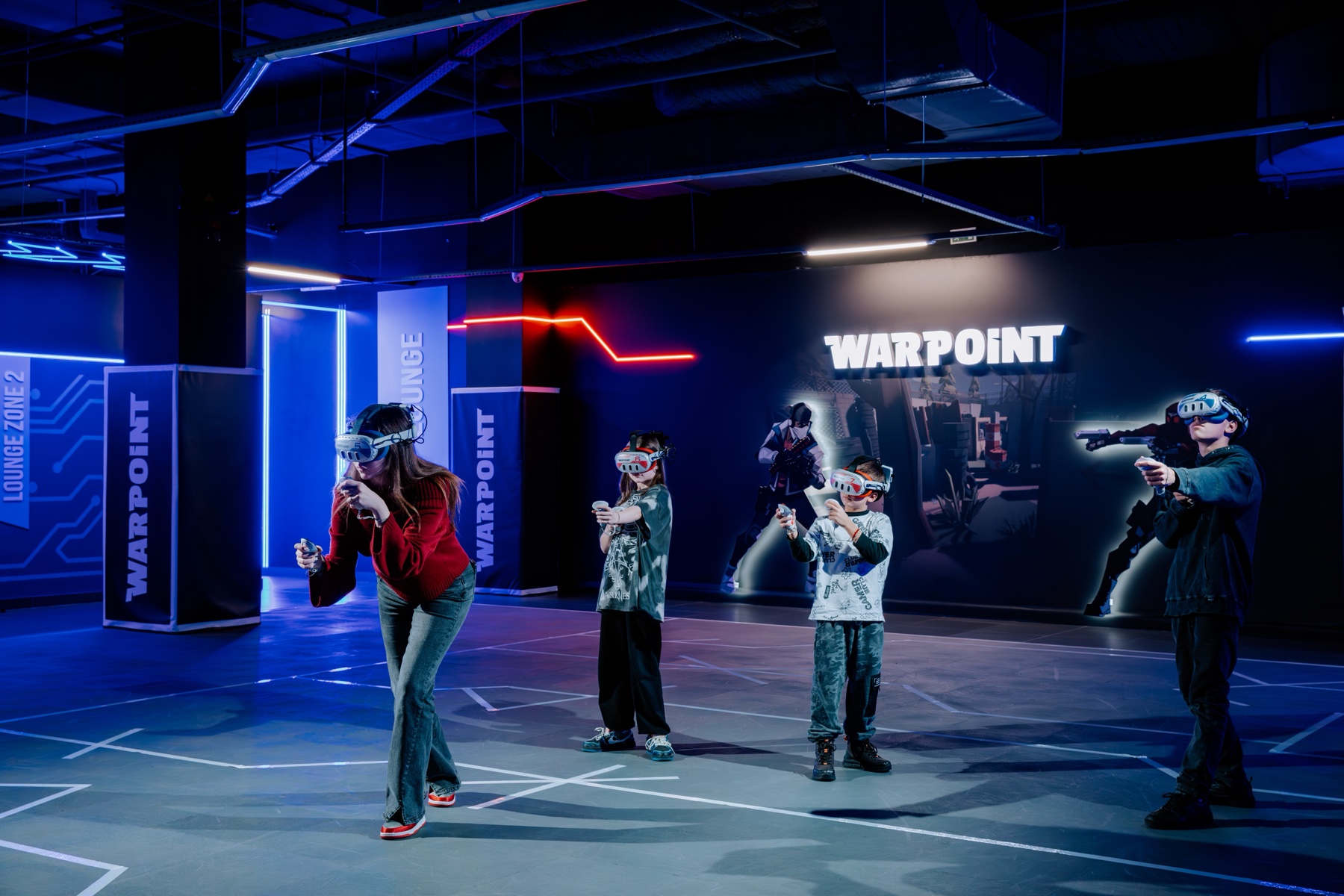 Игроки на арене виртуальной реальности WARPOINT