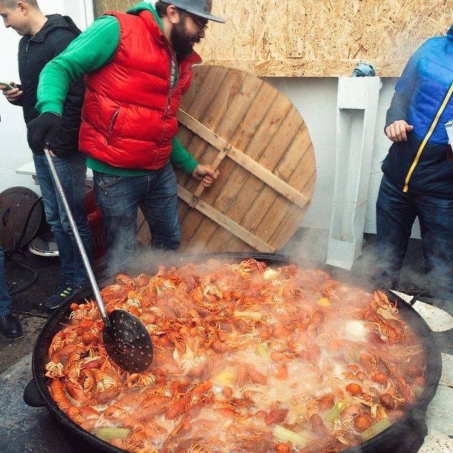 Огромный котёл с готовыми раками и гости на варке 2015 года